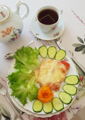 Нежнейшая свинина с помидорами и сыром: запечённый шедевр к обеду