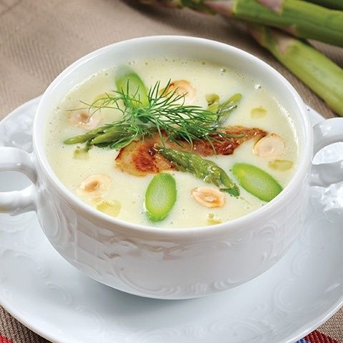 Легкий крем-суп из спаржи с фуа-гра и орехами