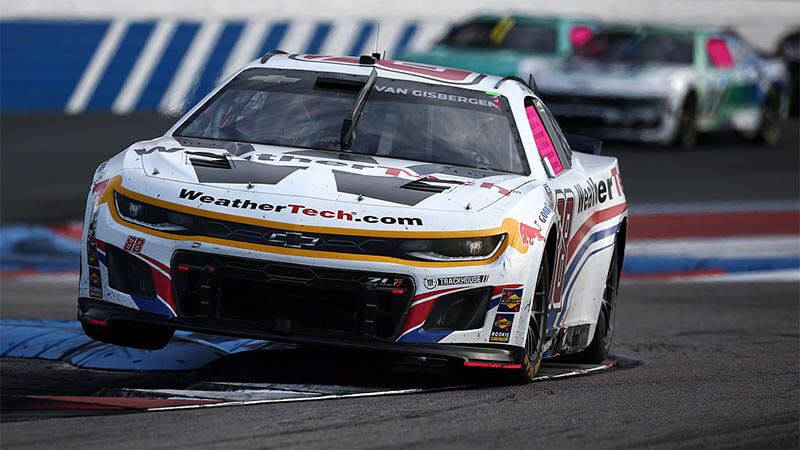 Шейн ван Гисберген одерживает впечатляющую победу в NASCAR на трассе Шарлотта