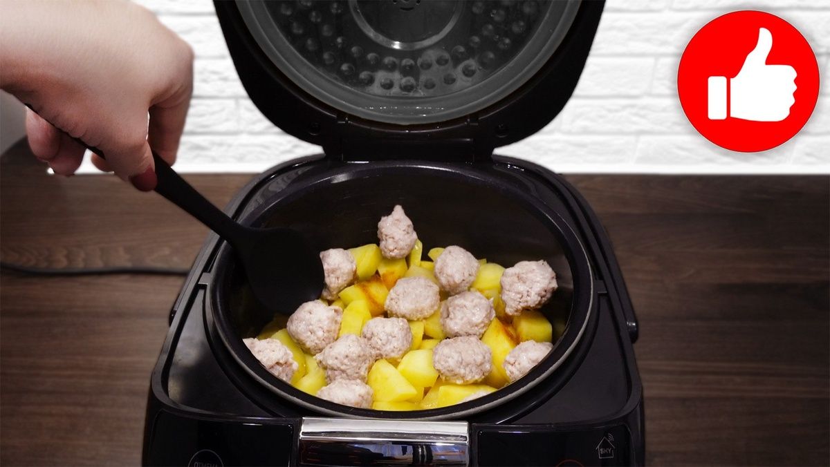 Вкусное сочетание: картошка с фрикадельками и баклажанами в мультиварке