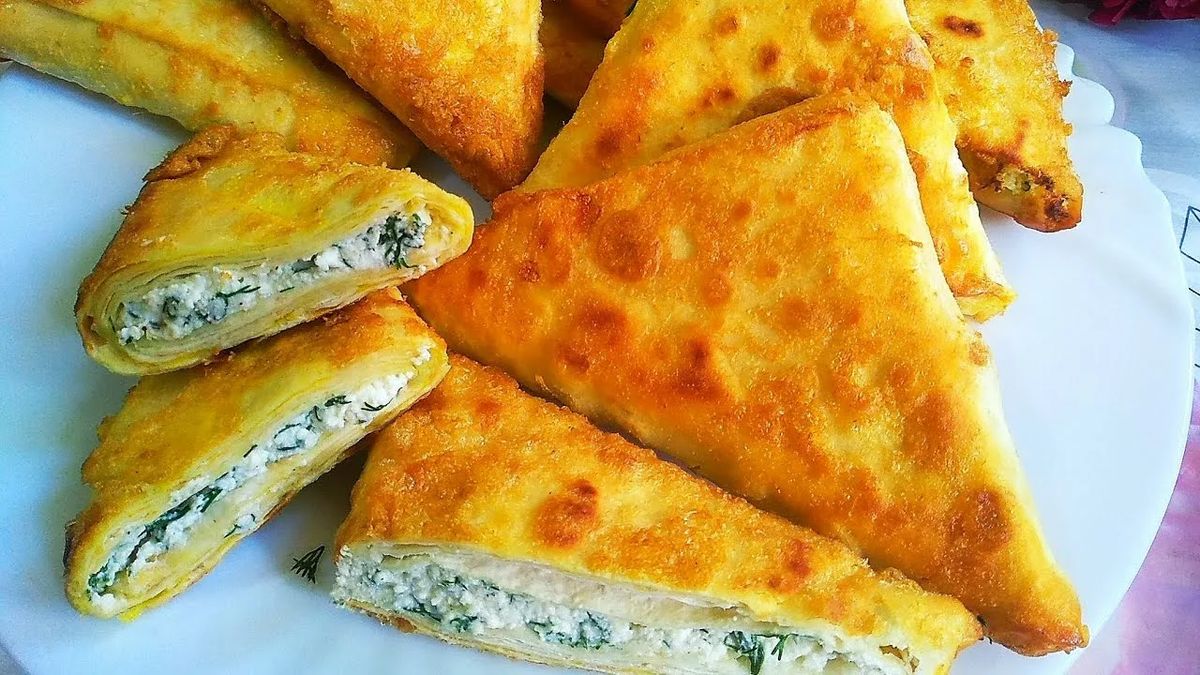 Полет фантазии на кухне: конвертики из лаваша с творогом и зеленью